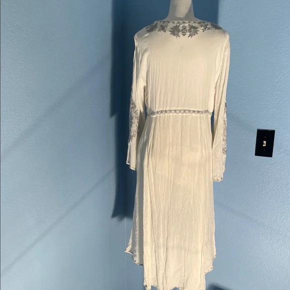 Elegant Long Sleeve White Dress with Gray Accents - Picture 4 of 7